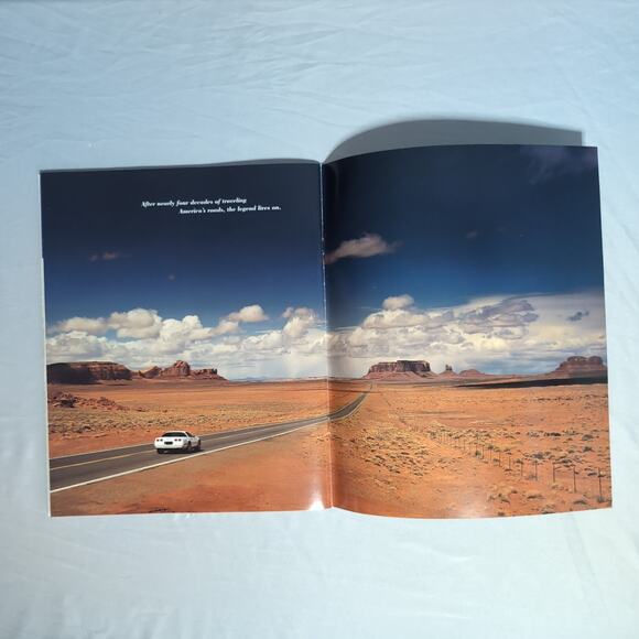 Vintage 1992 Chevrolet Corvette Deluxe Sales Brochure with Envelope - Picture 10 of 10